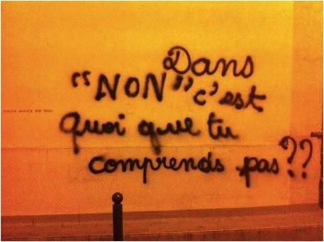 Su fond orange, est taguée, en lettre noires&quot; l&#039;inscription &quot;Dans &quot;Non&quot; c&#039;est quoi que tu comprends pas??&quot;